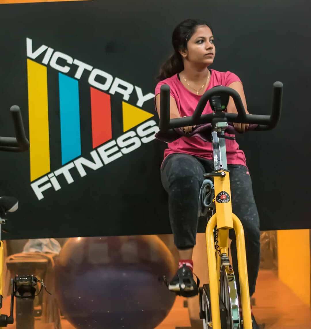 Woman doing squats in the gym with a focus on leg and glute toning