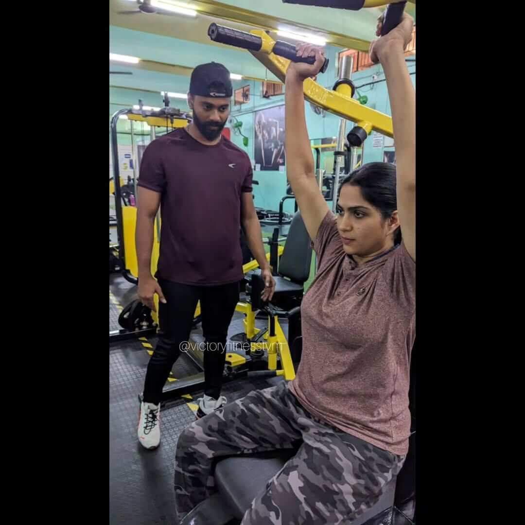 Woman doing squats in the gym with a focus on leg and glute toning